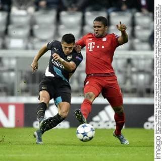 Zweikampf, Aktion Alexis Sanchez FC Arsenal London (links) gegen Douglas Costa FC Bayern München (rechts) Champions League CL Gruppenphase FC Bayern München FCB vs Arsenal London FC 04.11.2015 FC Bayern München FCB vs Arsenal London FC
