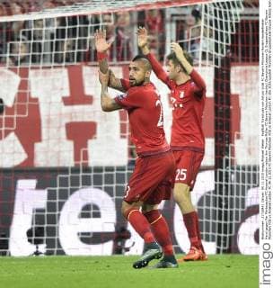 Kopfball Torschuss von Arturo Vidal FC Bayern München fordert Handelfmeter Hand gegen Per Mertesacker FC Arsenal London neben ihm Thomas Müller FC Bayern München (rechts) Champions League CL Gruppenphase FC Bayern München FCB vs Arsenal London FC 04.11.2015 FC Bayern München FCB vs Arsenal London FC