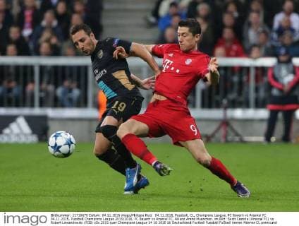 04.11.2015, Fussball, CL, Champions League, FC Bayern vs Arsenal FC 04.11.2015, Fussball Champions League 2015 2016, FC Bayern vs Arsenal FC, Allianz Arena Muenchen, im Bild: Santi Cazorla (Arsenal FC) vs Robert Lewandowski (FCB)