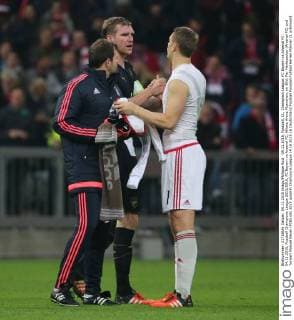 04.11.2015, Fussball, CL, Champions League, FC Bayern vs Arsenal FC 04.11.2015, Fussball Champions League 2015 2016, FC Bayern vs Arsenal FC, Allianz Arena Muenchen, im Bild: Per Mertesacker (Arsenal FC) und Torwart Manuel Neuer (FCB)