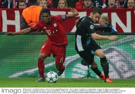 04.11.2015, Fussball, CL, Champions League, FC Bayern vs Arsenal FC 04.11.2015, Fussball Champions League 2015 2016, FC Bayern vs Arsenal FC, Allianz Arena Muenchen, im Bild: Douglas Costa (FCB) vs Mathieu Debuchy (Arsenal FC)