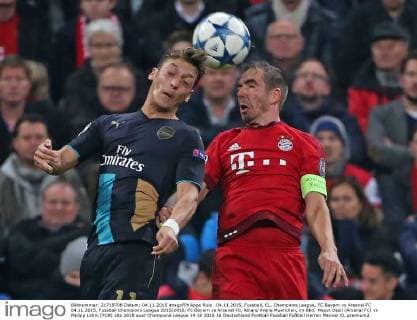 04.11.2015, Fussball, CL, Champions League, FC Bayern vs Arsenal FC 04.11.2015, Fussball Champions League 2015 2016, FC Bayern vs Arsenal FC, Allianz Arena Muenchen, im Bild: Mesut Oezil (Arsenal FC) vs Philipp Lahm (FCB)