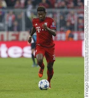 David Alaba (Bayern) . Einzelaktion am Ball . FC Bayern München-FC Arsenal . München, GER, 04.11.2015, Fussball-Champions League 2015-2016 .