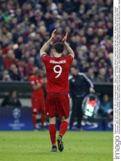 Robert Lewandowski (Bayern) bedankt sich bei den Fans . FC Bayern München-FC Arsenal . München, GER, 04.11.2015, Fussball-Champions League 2015-2016 .