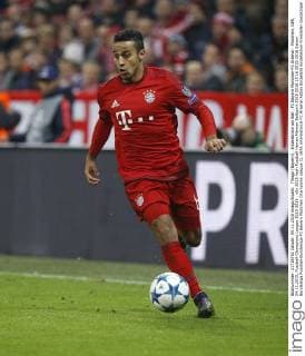 Thiago (Bayern) . Einzelaktion am Ball . FC Bayern München-FC Arsenal . München, GER, 04.11.2015, Fussball-Champions League 2015-2016 .