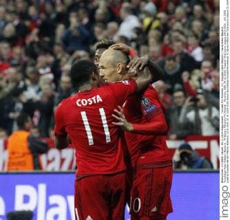 Torjubel 4:0 München, V.li. Douglas Costa (Bayern) , David Alaba (Bayern) , Torschütze Arjen Robben (Bayern) . FC Bayern München-FC Arsenal . München, GER, 04.11.2015, Fussball-Champions League 2015-2016 .