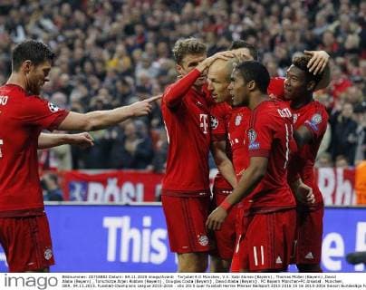 Torjubel 4:0 München, V.li. Xabi Alonso (Bayern) , Thomas Müller (Bayern) ,David Alaba (Bayern) , Torschütze Arjen Robben (Bayern) , Douglas Costa (Bayern) , David Alaba (Bayern) . FC Bayern München-FC Arsenal . München, GER, 04.11.2015, Fussball-Champions League 2015-2016 .