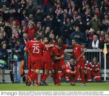 Torjubel 3:0 München, V.li. Thomas Müller (Bayern) , Kingsley Coman (Bayern) , Robert Lewandowski (Bayern) , Torschütze David Alaba (Bayern) , Douglas Costa (Bayern) . FC Bayern München-FC Arsenal . München, GER, 04.11.2015, Fussball-Champions League 2015-2016 .