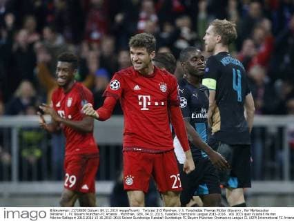 Torjubel 2:0 München, V.li. Torschütze Thomas Müller (Bayern) , Per Mertesacker 8Arsenal ) . FC Bayern München-FC Arsenal . München, GER, 04.11.2015, Fussball-Champions League 2015-2016 .