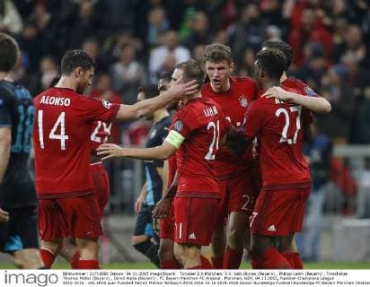 Torjubel 2:0 München, V.li. Xabi Alonso (Bayern) , Philipp Lahm (Bayern) , Torschütze Thomas Müller (Bayern) , David Alaba (Bayern) . FC Bayern München-FC Arsenal . München, GER, 04.11.2015, Fussball-Champions League 2015-2016 .