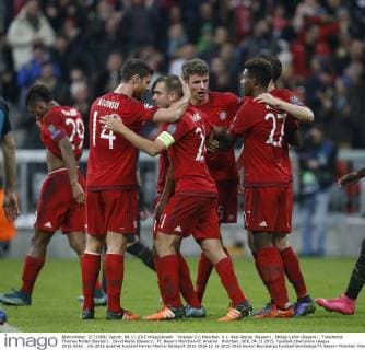 Torjubel 2:0 München, V.li. Xabi Alonso (Bayern) , Philipp Lahm (Bayern) , Torschütze Thomas Müller (Bayern) , David Alaba (Bayern) . FC Bayern München-FC Arsenal . München, GER, 04.11.2015, Fussball-Champions League 2015-2016 .