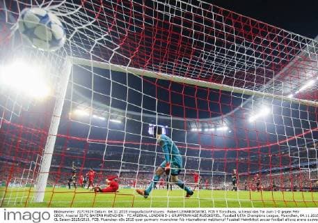 Robert LEWANDOWSKI, FCB 9 Torschuss, schiesst das Tor zum 1-0 gegen Petr CECH, Arsenal 33 FC BAYERN MUENCHEN - FC ARSENAL LONDON 5-1 GRUPPENPHASE RUECKSPIEL, Fussball UEFA Champions League, Muenchen, 04.11.2015 CL Saison 2015 2016, FCB, Muenchen