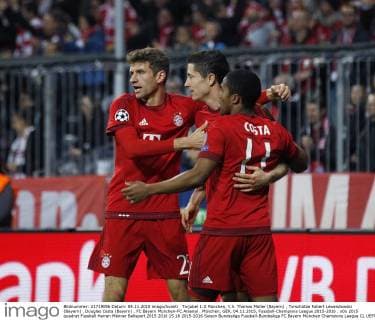Torjubel 1:0 München, V.li. Thomas Müller (Bayern) , Torschütze Robert Lewandowski (Bayern) , Douglas Costa (Bayern) . FC Bayern München-FC Arsenal . München, GER, 04.11.2015, Fussball-Champions League 2015-2016 .