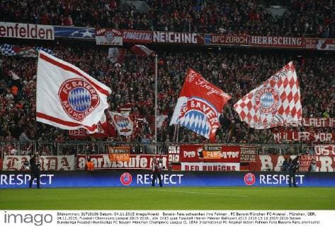Bayern-Fans schwenken ihre Fahnen . FC Bayern München-FC Arsenal . München, GER, 04.11.2015, Fussball-Champions League 2015-2016 .