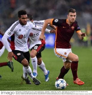 (151105) -- ROME, Nov. 4, 2015 -- Edin Dzeko (R) of AS Roma runs with the ball during the UEFA Champions League group E soccer match against Leverkusen in Rome, Italy, Nov. 4, 2015. AS Roma won 3-2. ) (SP)ITALY-ROME-SOCCER-UEFA CHAMPIONS LEAGUE-ROMA VS LEVERKUSEN AlbertoxLingria 