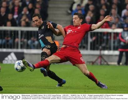 (151105) -- MUNICH, Nov. 4, 2015 -- Robert Lewandowski(R) of Bayern Munich competes during the UEFA Champions League Group F match against Arsenal in Munich, Germany, on Nov. 4, 2015. Bayern Munich won 5-1. ) (SP)GERMANY-MUNICH-UEFA CHAMPIONS LEAGUE-GROUP F PhilippexRuiz 