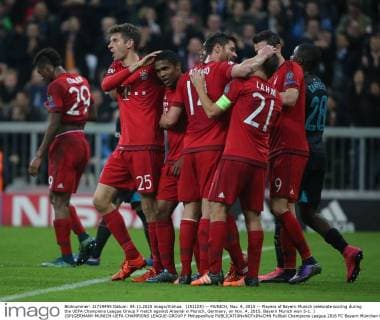 (151105) -- MUNICH, Nov. 4, 2015 -- Players of Bayern Munich celebrate scoring during the UEFA Champions League Group F match against Arsenal in Munich, Germany, on Nov. 4, 2015. Bayern Munich won 5-1. ) (SP)GERMANY-MUNICH-UEFA CHAMPIONS LEAGUE-GROUP F PhilippexRuiz 