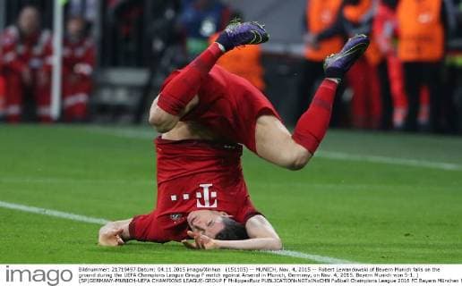 (151105) -- MUNICH, Nov. 4, 2015 -- Robert Lewandowski of Bayern Munich falls on the ground during the UEFA Champions League Group F match against Arsenal in Munich, Germany, on Nov. 4, 2015. Bayern Munich won 5-1. ) (SP)GERMANY-MUNICH-UEFA CHAMPIONS LEAGUE-GROUP F PhilippexRuiz 