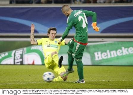 Raman Benito forward of KAA Gent and Jaume Domenech goalkeeper of Valencia CF - Fussball, Champions League, KAA Gent vs. FC Valencia - 04 11 2015 Photonews Panoramic 