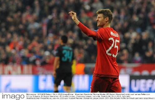 Muenchen Freude bei Thomas Mueller (FC Bayern Muenchen) winkt nach seinem Teffer zum 5:1 zur Tribuene. FC Bayern Muenchen - FC Arsenal London, Champions League, Vorrunde, Spieltag 04, 04.11.2015. Copyright: Stuetzle xEibner-Pressefoto ep_wse
