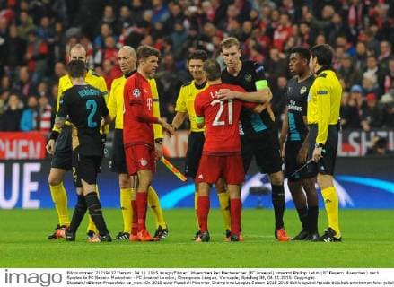 Muenchen Per Mertesacker (FC Arsenal) umarmt Philipp Lahm (FC Bayern Muenchen) nach Spielende FC Bayern Muenchen - FC Arsenal London, Champions League, Vorrunde, Spieltag 04, 04.11.2015. Copyright: Stuetzle xEibner-Pressefoto ep_wse