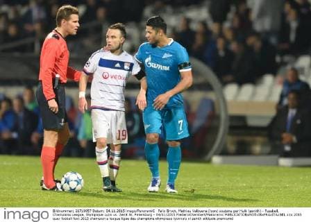Felix Brych, Mathieu Valbuena (lyon) soutenu par Hulk (zenith) - Fussball, Champions League, Olympique Lyon vs. Zenit St. Petersburg - 04 11 2015 FredericChambert Panoramic 
