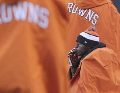 December 27, 2014 - File - The Browns announced today that JOSH GORDON will not play in the season finale against the Baltimore Ravens as punishment for a violation of team rules. Gordon, who led the NFL American Football Herren USA in receiving yards in 2013, receiving a year-long ban from the NFL in August as punishment for repeated violations of the NFL s substance abuse policy. Pictured - Dec. 15, 2013 - Cleveland, Ohio, U.S. - Cleveland Browns Josh Gordon keeps warm during the fourth quarter of the game against the Chicago Bears at FirstEnergy Stadium. Browns Suspend Josh Gordon, Ending His 2014 Season - ZUMAm67_
