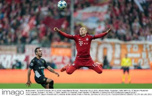 Muenchen 04.11.2015, Allianz Arena, Muenchen, GER, UEFA CL, FC Bayern Muenchen vs FC Arsenal, Gruppe F, im Bild v.l.: Santi Cazorla (FC Arsenal), Arjen Robben (FC Bayern) during the UEFA Champions League group F match between FC Bayern Munich and FC Arsenal at the Allianz Arena in Munich, Germany on 2015 11 04.  EX_JFK  