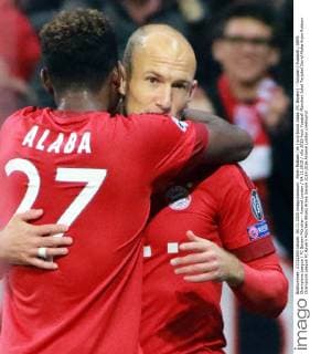 Arjen Robben (re.) und David Alaba (FC Bayern) - Torjubel Fussball UEFA Champions League FC Bayern München - Arsenal London 04.11.2015