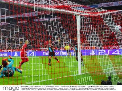 Arjen Robben (FC Bayern) trifft zum 4-1 gegen Torwart Petr Cech (Arsenal London) Fussball UEFA Champions League FC Bayern München - Arsenal London 04.11.2015