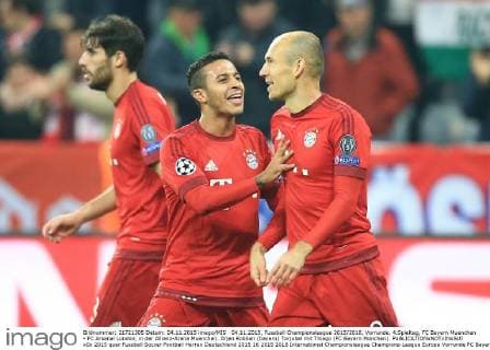 04.11.2015, Fussball Championsleague 2015 2016, Vorrunde, 4.Spieltag, FC Bayern Muenchen - FC Arsenal London, in der Allianz-Arena Muenchen. Arjen Robben (bayern) Torjubel mit Thiago (FC Bayern München). 
