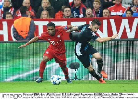 04.11.2015, Fussball Championsleague 2015 2016, Vorrunde, 4.Spieltag, FC Bayern Muenchen - FC Arsenal London, in der Allianz-Arena Muenchen. Douglas Costa (Bayern, li) setzt sich gegen seinen englischen Gegenspieler durch 