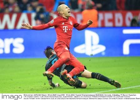 04.11.2015, Fussball Championsleague 2015 2016, Vorrunde, 4.Spieltag, FC Bayern Muenchen - FC Arsenal London, in der Allianz-Arena Muenchen. Arjen Robben, (Bayern) im Zweikampf. 