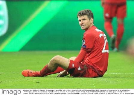 04.11.2015, Fussball Championsleague 2015 2016, Vorrunde, 4.Spieltag, FC Bayern Muenchen - FC Arsenal London, in der Allianz-Arena Muenchen.Thomas Mueller (Bayern) am Boden. 
