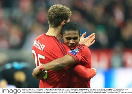 04.11.2015, Fussball Championsleague 2015 2016, Vorrunde, 4.Spieltag, FC Bayern Muenchen - FC Arsenal London, in der Allianz-Arena Muenchen.Douglas Costa jubelt mit Thomas Mueller (li, Bayern). 