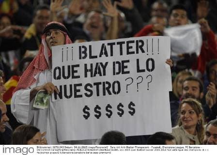 Fans mit Anti-Blatter-Transparent - Fussball, Champions League, FC Barcelona - 04 11 2015 CarlosMira Panoramic 
