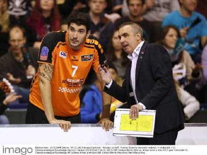 Nicolas Le Goff, Trainer Roberto Serniotti redend Volleyball CL Championsleague Bundesliga Herren Saison 2015 2016 04.11.2015 BR Volleys Berlin BRV vs. Arkas Izmir