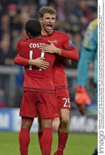 04.11.2015, Fussball Championsleague 2015 2016, Vorrunde, 4.Spieltag, FC Bayern München - FC Arsenal London, in der Allianz-Arena München. Torjubel Thomas Müller (FC Bayern München) mit Douglas Costa (FC Bayern München). 