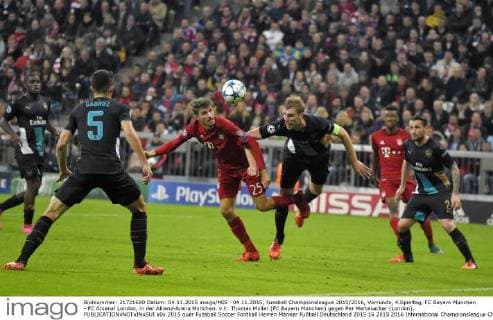 04.11.2015, Fussball Championsleague 2015 2016, Vorrunde, 4.Spieltag, FC Bayern München - FC Arsenal London, in der Allianz-Arena München. v.li: Thomas Müller (FC Bayern München) gegen Per Mertesacker (London). 