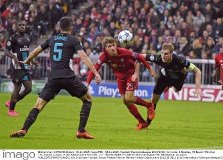 04.11.2015, Fussball Championsleague 2015 2016, Vorrunde, 4.Spieltag, FC Bayern München - FC Arsenal London, in der Allianz-Arena München. v.li: Thomas Müller (FC Bayern München) gegen Per Mertesacker (London). 