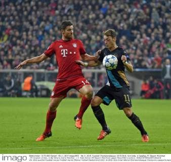 04.11.2015, Fussball Championsleague 2015 2016, Vorrunde, 4.Spieltag, FC Bayern München - FC Arsenal London, in der Allianz-Arena München. v.li: Xabi Alonso (FC Bayern München) gegen Mesut Özil (London). 