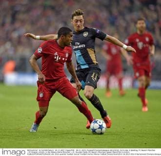 04.11.2015, Fussball Championsleague 2015 2016, Vorrunde, 4.Spieltag, FC Bayern München - FC Arsenal London, in der Allianz-Arena München. v.li: Douglas Costa (FC Bayern München) gegen Mesut Özil (London). 