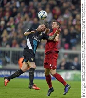 04.11.2015, Fussball Championsleague 2015 2016, Vorrunde, 4.Spieltag, FC Bayern München - FC Arsenal London, in der Allianz-Arena München. v.li: Matthieu Debuchy (London) gegen Robert Lewandowski (FC Bayern München). 