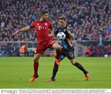 04.11.2015, Fussball Championsleague 2015 2016, Vorrunde, 4.Spieltag, FC Bayern München - FC Arsenal London, in der Allianz-Arena München. v.li: Xabi Alonso (FC Bayern München) gegen Mesut Özil (London). 