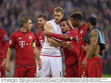04.11.2015, Fussball Championsleague 2015 2016, Vorrunde, 4.Spieltag, FC Bayern München - FC Arsenal London, in der Allianz-Arena München. Schlussjubel v.li: Philipp Lahm (FC Bayern München), Torwart Manuel Neuer (FC Bayern München), Thiago (FC Bayern München), David Alaba (FC Bayern München). 