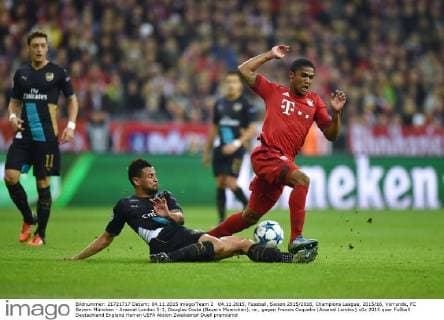 04.11.2015, Fussball, Saison 2015 2016, Champions League, 2015 16, Vorrunde, FC Bayern München - Arsenal London 5:1, Douglas Costa (Bayern Muenchen), re., gegen Francis Coquelin (Arsenal London)