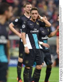04.11.2015, Fussball, Saison 2015 2016, Champions League, 2015 16, Vorrunde, FC Bayern München - Arsenal London 5:1, Mesut Oezil, Mesut Özil (Arsenal London), dahinter Per Mertesacker (Arsenal London)