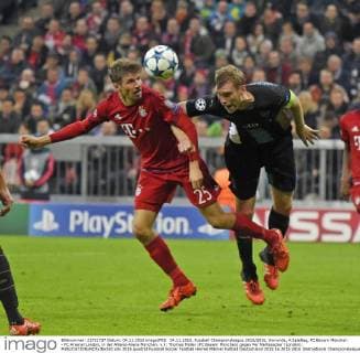 04.11.2015, Fussball Championsleague 2015 2016, Vorrunde, 4.Spieltag, FC Bayern München - FC Arsenal London, in der Allianz-Arena München. v.li: Thomas Müller (FC Bayern München) gegen Per Mertesacker (London). 