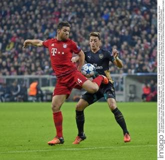 04.11.2015, Fussball Championsleague 2015 2016, Vorrunde, 4.Spieltag, FC Bayern München - FC Arsenal London, in der Allianz-Arena München. v.li: Xabi Alonso (FC Bayern München) gegen Mesut Özil (London). 