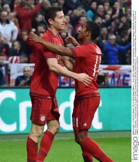 04.11.2015, Fussball, Saison 2015 2016, Champions League, 2015 16, Vorrunde, FC Bayern München - Arsenal London 5:1, Jubel Robert Lewandowski (Bayern Muenchen), li., und Douglas Costa (Bayern Muenchen)